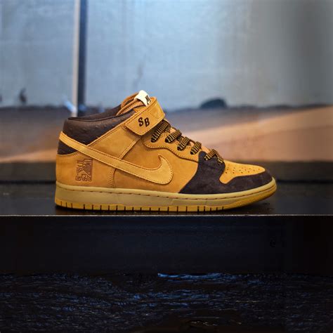 nike dunk mid blauw|nike dunk mid lewis marnell.